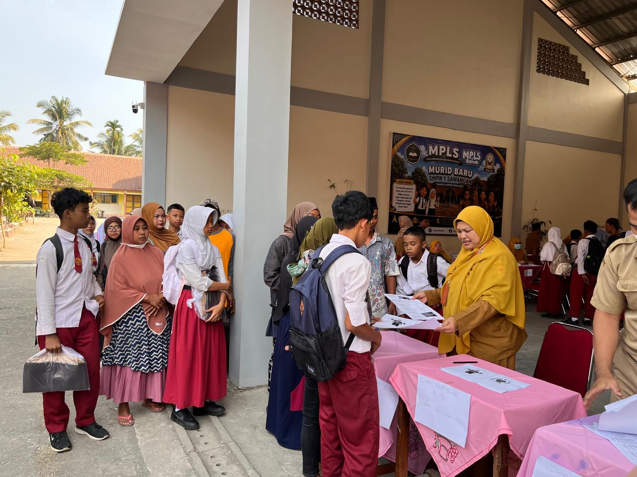 Kabar Gembira, Pemkab Magelang Bagikan Seragam Gratis untuk Siswa Baru