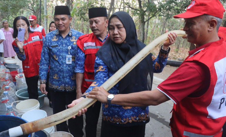 PMI Bagikan Ribuan Liter Air Bersih di Bringin